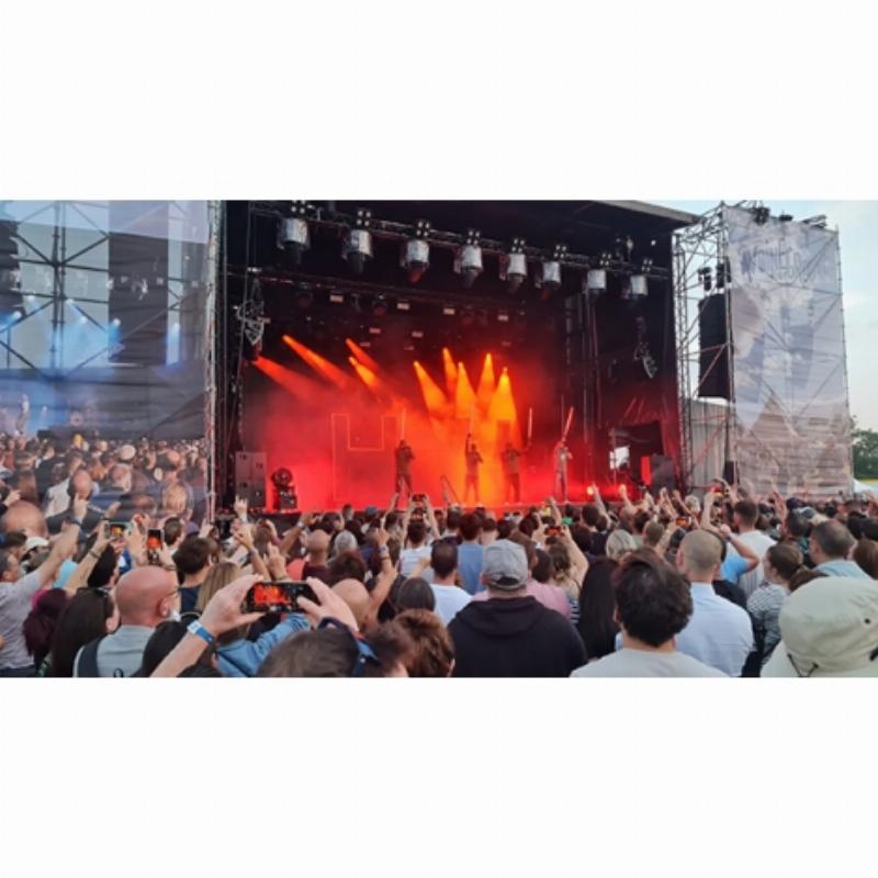 L'énergie vibrante de la scène du rap français lors d'un concert mémorable des musiques les plus connues